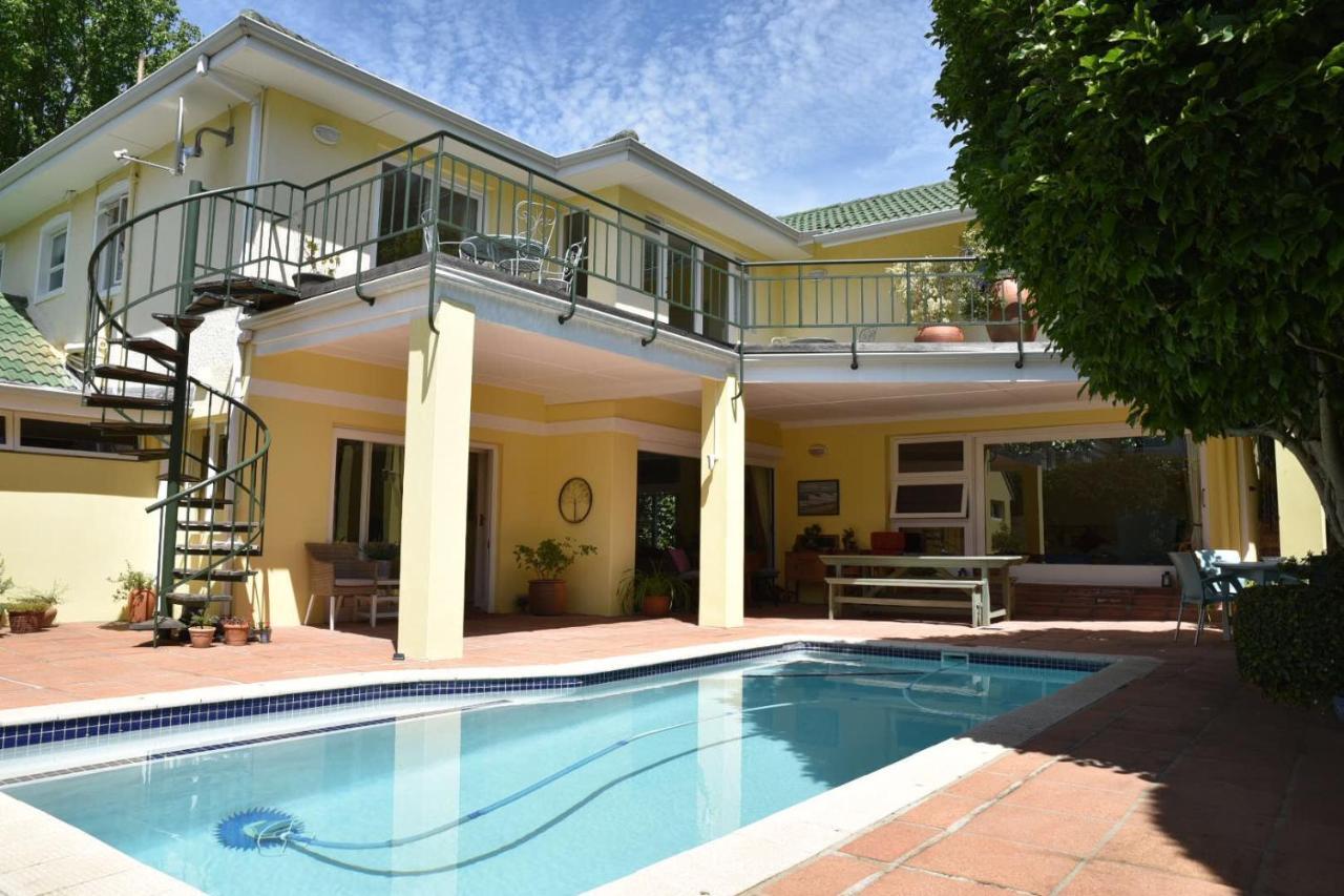 On Pinewood Guest House Kaapstad Buitenkant foto